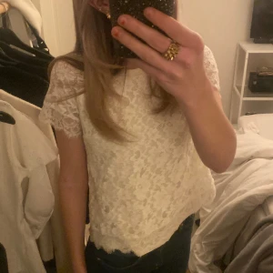 Spets topp - Säljer min fina spets topp ifrån Holly & Whyte! Den har ett inne tyg så den är inte genomskinlig mer en på armen