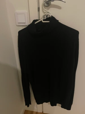 Polotröja HM - Använd några gånger. Ren och fräsch samt inga fläckar. Storlek L