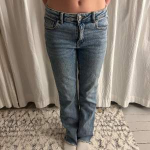Säljer dessa midwaist jeans från ginatricot. Dem är mjuka i materilaet men passar tyvärr inte mig längre!💕