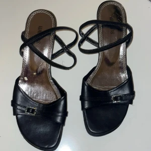 Fest skor - Söta fest skor till bra pris. Inga defekter förutom en liten fläck på sulan (syns i bild nr1)