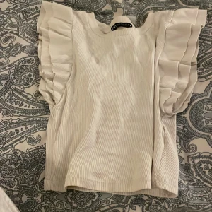 Vit volang tröja😻🙌🏻 - En vit volang tröja ifrån zara😻🙌🏻 storlek S, liten i storleken!🫶🏻