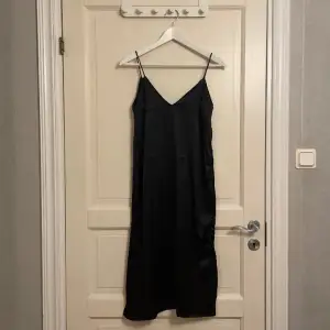 Super snygg svart klänning i mjukt silkes material😍 säljs då den inte har kommit till användning! Oanvänd med lappen kvar❤️