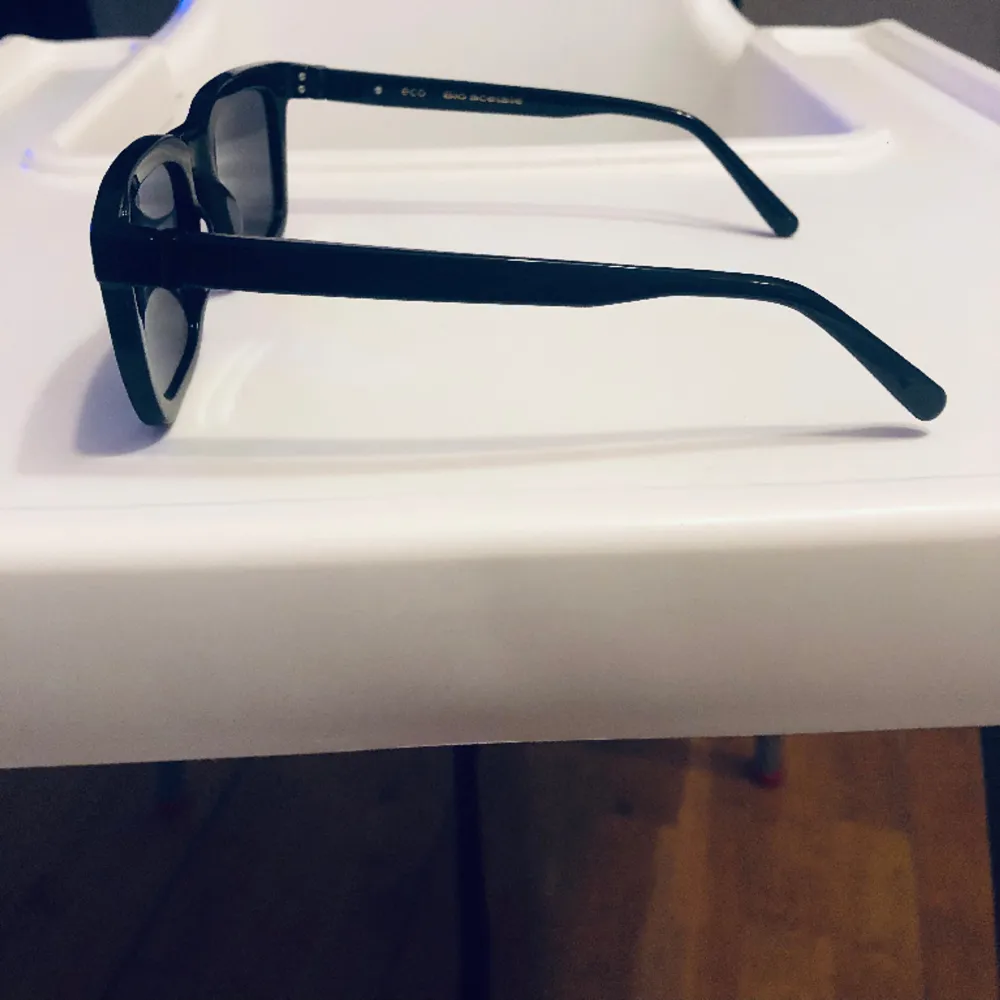 Solglasögonen är helt nya. Nypris 1500kr. Svart - Polariserade linser - 52 mm linsbredd - Fodral & putsduk  - Tillverkade med hållbarhet & miljö i åtanke. Accessoarer.