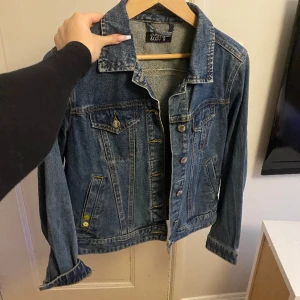 Jeansjacka - Från even & odd. Använd mycket men fortfarande i otroligt fint skick. Har en liten foundationfläck på insidan av jackan nertill dock men inget som syns! Säljes billigt