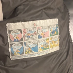 Monclear jacka  - Säljer min äkta monclear jacka. Välanvänd och har lite hål. Kvitto finns. Pris kan diskuteras. Kan fraktas men köparen står för frakten.  