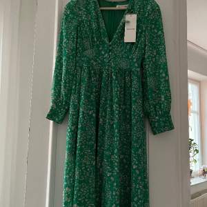 Säljer en grön långklänning från märket Adoore.   Klänningen är i stl 34.   Aldrig använd, enbart testad. Prislapp finns kvar.