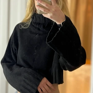 Stickad tröja med krage - Denna är i strl. XS från divided, är i gott skick.