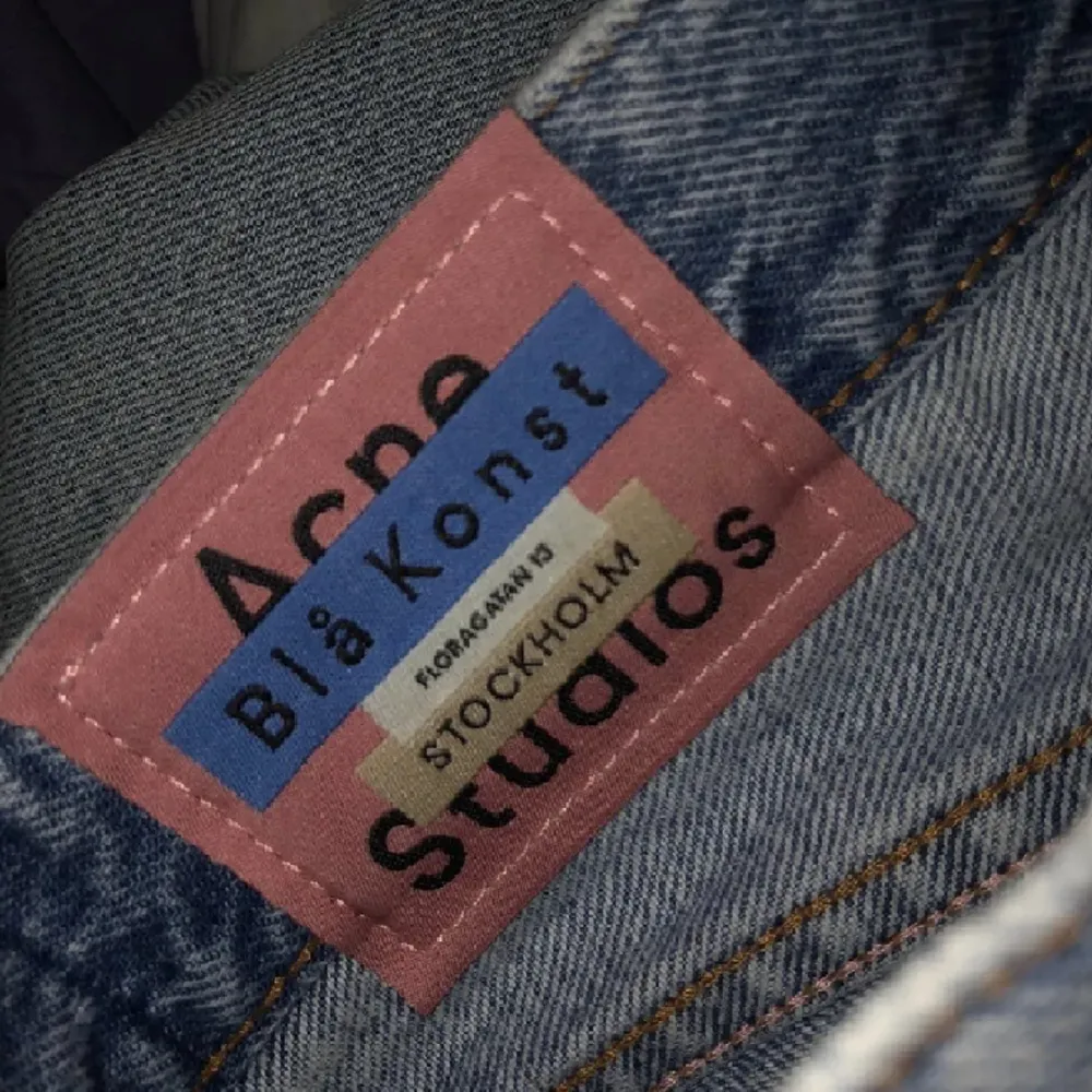 Säljer ett par acne jeans i nyskick. Använda endast 2 gånger💕Säljer mina acne blåkonst jeans! Aldrig använda som nya! ”Mece light blue trash” heter modellen. . Jeans & Byxor.