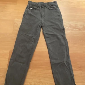 Ett par gråa Karl kanni jeans  - Den är i jättebra skick och inte använda så mycket 