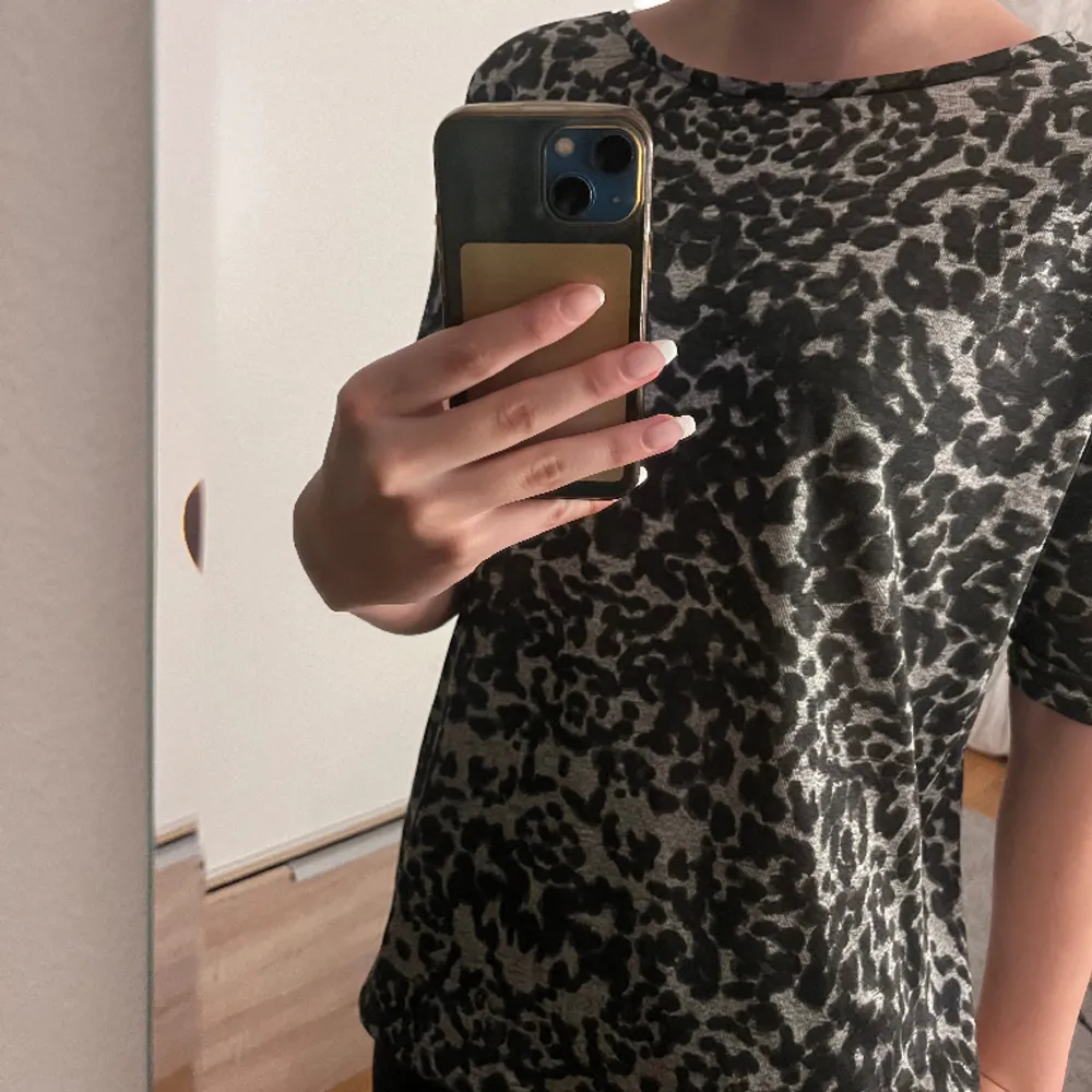Säljer denna coola trekvartsärmade tröjan med leopardmönster! Stl xs men sitter löst så skulle säga att den även passar en S/M☺️. T-shirts.