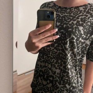 Trekvartsärmad tröja - Säljer denna coola trekvartsärmade tröjan med leopardmönster! Stl xs men sitter löst så skulle säga att den även passar en S/M☺️