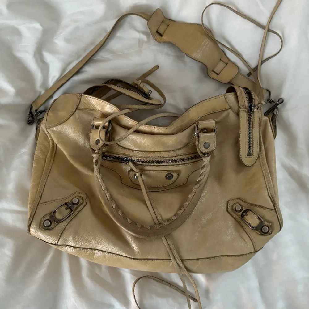 Intressekoll på min Balenciaga city bag i beige. Lite slitage på ena handtaget, annars bra skick. Nypris: 15 800kr    Hör av dig vid intresse!. Väskor.