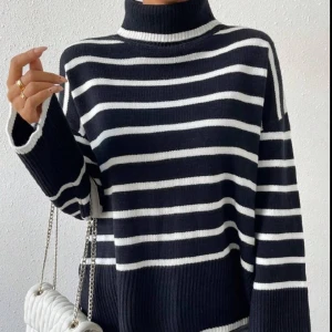 Stickad tröja - En superfin stickad tröja som endast använts en gång och är i nytt skick. Sitter så bra och är lite oversized. Skriv för fler bilder💕