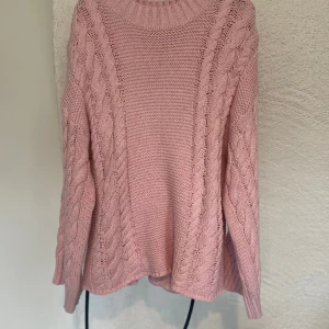 Oversized stickad - Oversized stickad tröja med vida ärmar från Gina tricot i storlek XL. Prislapp kvar.