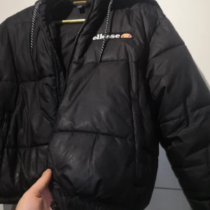 Ellesse - Sparsamt använd ellesse jacka. Cropped modell. Inköpt för 1000kr.
