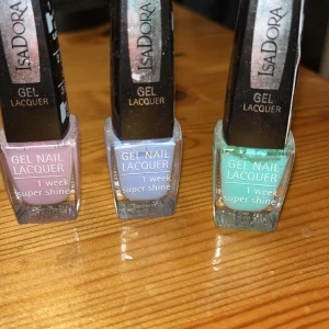nagellack - nästan helt oanvända nagellack i blå, grön och lila, 15kr/st