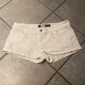 Lågmidjade shorts💕 - Lågmidjade shorts💕säljer för att dom inte passar mig(så inga bilder på)💓fejk fickor bak o riktigt fram❤️lite noppriga på insidan💗midjemått: ca 38-39