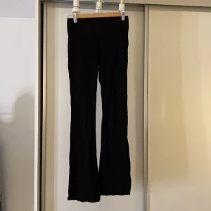 Utsvängda byxor  - Fina utsvängda svarta byxor från Gina Tricot Young med tjock kant vid midjan. Köpta för 200kr, säljer för 49kr