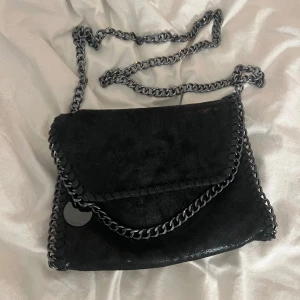 STELLA MCCARTNEY LIKNANDE VÄSKA  - Säljer denna Stella McCartney liknande väska som är i ett jätte bra skick 💘 den har inga defekter eller likande 💘 kedjan går att justera 💘
