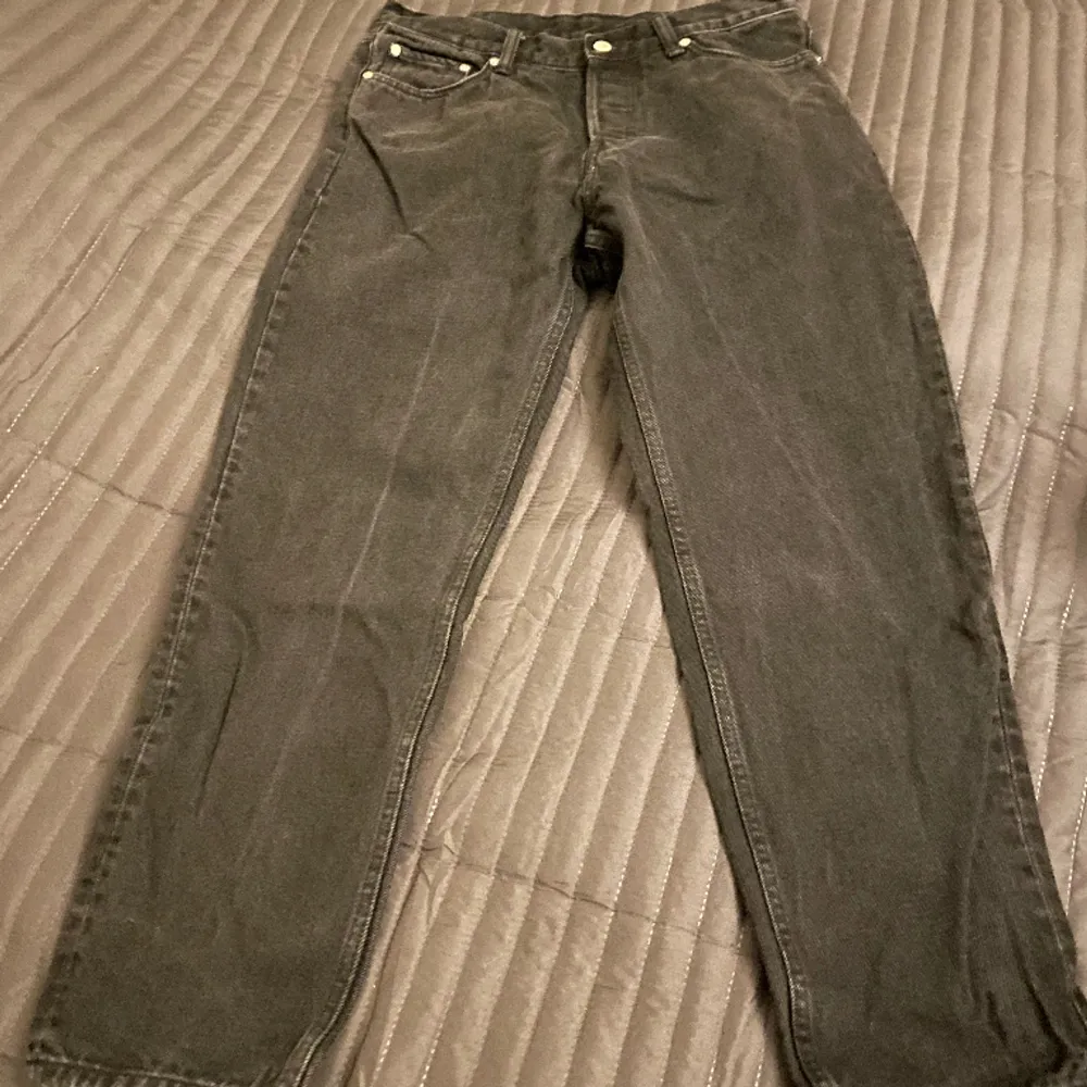Svarta Weekday jeans, modell Barrel, waist 30 & length 30. Använda några få gånger. Nypris: 600kr. Jeans & Byxor.