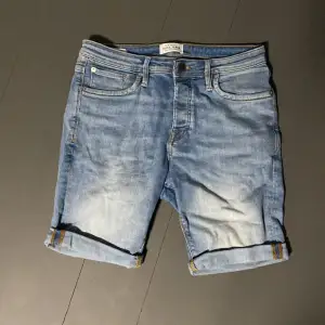 Jack & Jones short i storlek S (slim fit), säljer då de inte passar längre