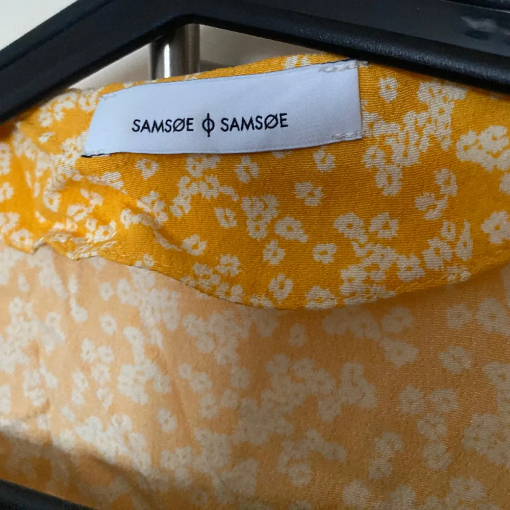 En gul kortärmad omlottklänning från Samsøe Samsøe i storlek 38. Klänningar.