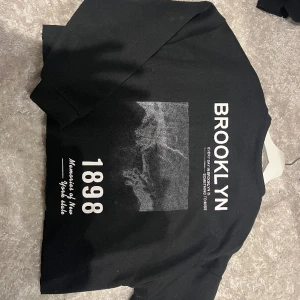 Hoddie med tryck på rygg - Storlek S och avklippt. Lite kroppad 