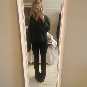 Stickad tröja - Mörkgrön stickad tröja från Gina i väldigt fin modell😍 tyvärr så är de kanske itne fullt min stil o därför är den använd ca 2-3 gånger🫠