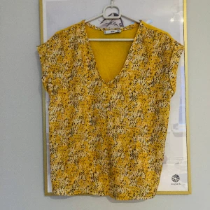 Short sleeve shirt  - Short sleeve shirt from Mango basic, perfect under a nice jacket or just like that for a summer walk ;)