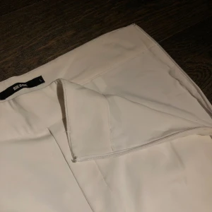 Vita kostymbyxor - Skit snygga vita kostymbyxor, med dubbelt tyg så de inte är någon seetrough. Dragkedja i sidan.