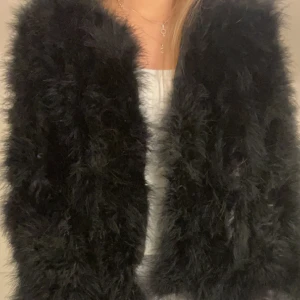 Päls jacka  - Säljer denna mysiga päls jackan (den är inte lika varm som en vinterjacka  utan mer en vårjacka eller tröja) super snygg! 👌🏻💞hör av er för fler bilder och använd gärna köp nu 