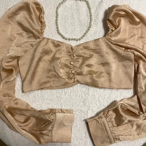 Silkes topp  - Jätte söt rosé/champagne färgad topp<3 OBS accessoarerna ingår EJ(halsband) 