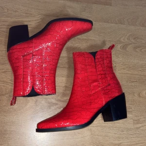 Röda skor från Raid  - Ett par röda stövletter från raid  Aldrig använda. I nyskick 