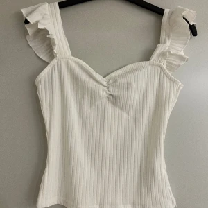 Vit linne topp  - Jätte fint linne som jag aldrig använt då den inte passar mig. Linnet är i mycket bra skick, tycker att den passar även i storlek M🤍