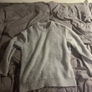 Säljer denna gråa stickade tröja från hm i storlek M (passar L). Använd ett fåtal gånger (skick 8/10)