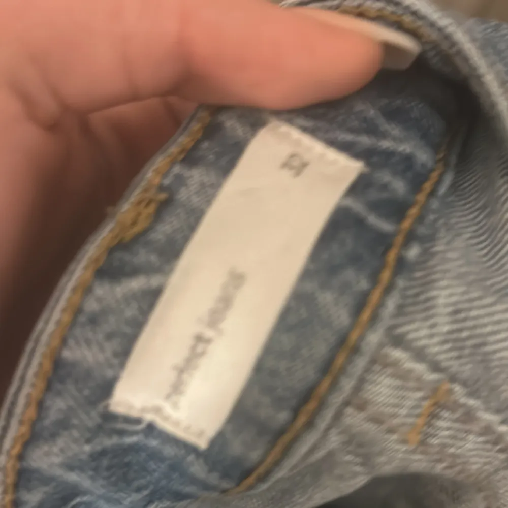 Fina jeans från Gina tricot de är i flare och de är passar till de mesta jag säljer pågrund av att de är för små. Jeans & Byxor.
