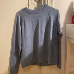 Kappahl tröja - Fin Kappahl tröja i ljusare blå. Lite nopprig på sidan av tröjan men märks inte. Använd gärna köp nu om du inte har några frågor!