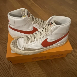 Nike Blazers Röd - Skorna är definitivt använda men är i okej skick. De är Unisex storlek 43. Skorna är vita med rött nike märke