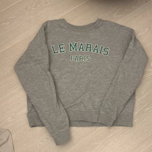 College tröja  - En fin college tröja som passar till det mesta. Har inga skador och har används ett få tal gånger.