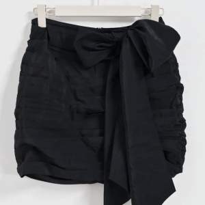 Säljer denna slutsålda kjolen från GinaTricot! Så fin och sitter perfekt, endast använd en gång vid ett tillfälle❣️