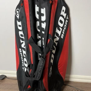 Helt ny tennisväska - Ny väska med stora sidofack och ett separat fack för skorna. Hämtas i Torslanda annars fraktar jag. 