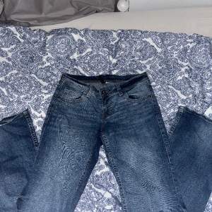 Lågmidjade jeans ifrån h&m Säljer pga att de inte kommer till användning längre  Kan även skicka bättre bilder privat💗