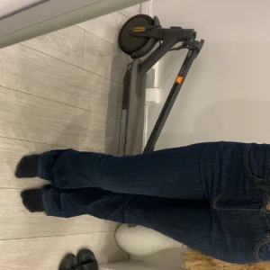 Utsvängda jeans - Säljer dessa jätte sköna och bekväma utsvängda jeans. Storleken passar som S och färgen är mörkblå, jeansen är lite mer högmidjade och jag är 164cm. Pris kan alltid diskuteras, skriv om ni är intresserade! 💗 