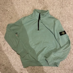 Stone Island halfzip - Tjena, nu säljer jag min Stone island halfzip som har blivit lite för liten för mig. Skicket är 8/10. Tröjan är något stor i storleken. Skanna qr koden för att se äkthet. Skriv för frågor och för fler bilder.