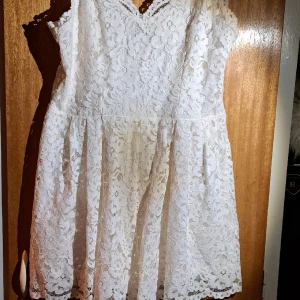 Jumpsuit i spets - Ny jumpsuit i spets som är oanvänd i storlek 42