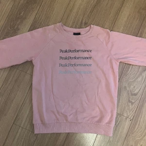 Peakperformance tröja - Säljer min rosa Peakperformance tröja i superskick. Använd fåtal gånger och stort sett nyskick!😊💗 Storlek 160