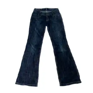Såå snygga lågmidjade mörkblå Lee jeans köpta second hand💝 Midjemått: 77 Innerben: 75 säljer för att dom tyvärr är för små (det finns lite slitningar längst ner i follen men annars bra skick) 🙏 skriv för bättre bilder eller bara frågor i allmänhet💋