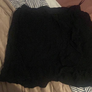 Söt kjol från vila - Volangkjol i svart från vila, supersöt o knappt använd💗