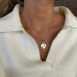 Smycken - Olika smycken i rostfritt stål och äkta sötvattenspärlor från Kahlo The Label. Olika priser beroende på vilken. Se mer på hemsidan🖤 www.kahlothelabel.com