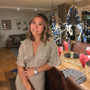 Paljettklänning  - Säljer ni min paljettklänning som jag har använt 2 gånger! Storlek 38, brukar ha storlek 36 men 38 satt väldigt bra 